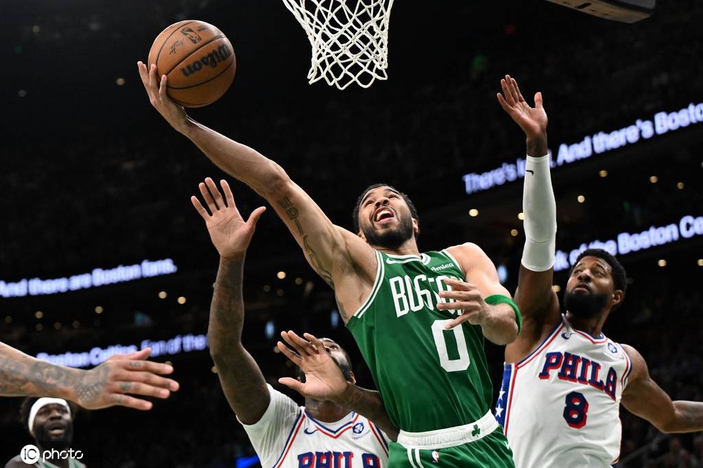 埃奇库姆30+10布朗36分 马克西29分76人胜绿军总分1-1平